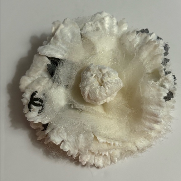 Authentic. CHANEL Broocb - Picture 9 of 13